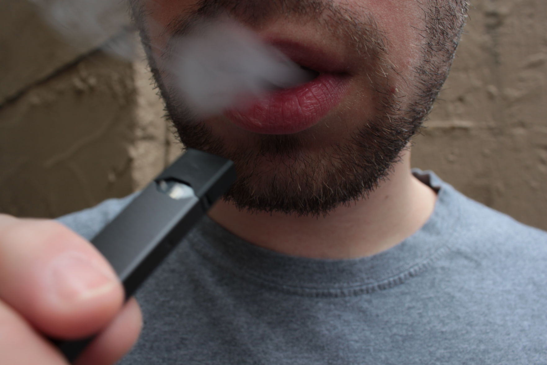 Student smoking vape (Photo)